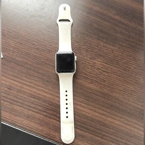 Apple Watch Series 3: minor scratches but fully functional